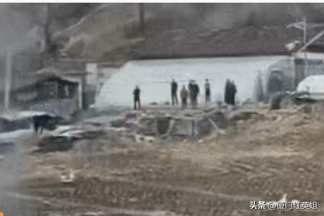 人民日报在2月最后一天又发暖文
春节假期结束
游子们踏上返程路在铁道线的温情故事