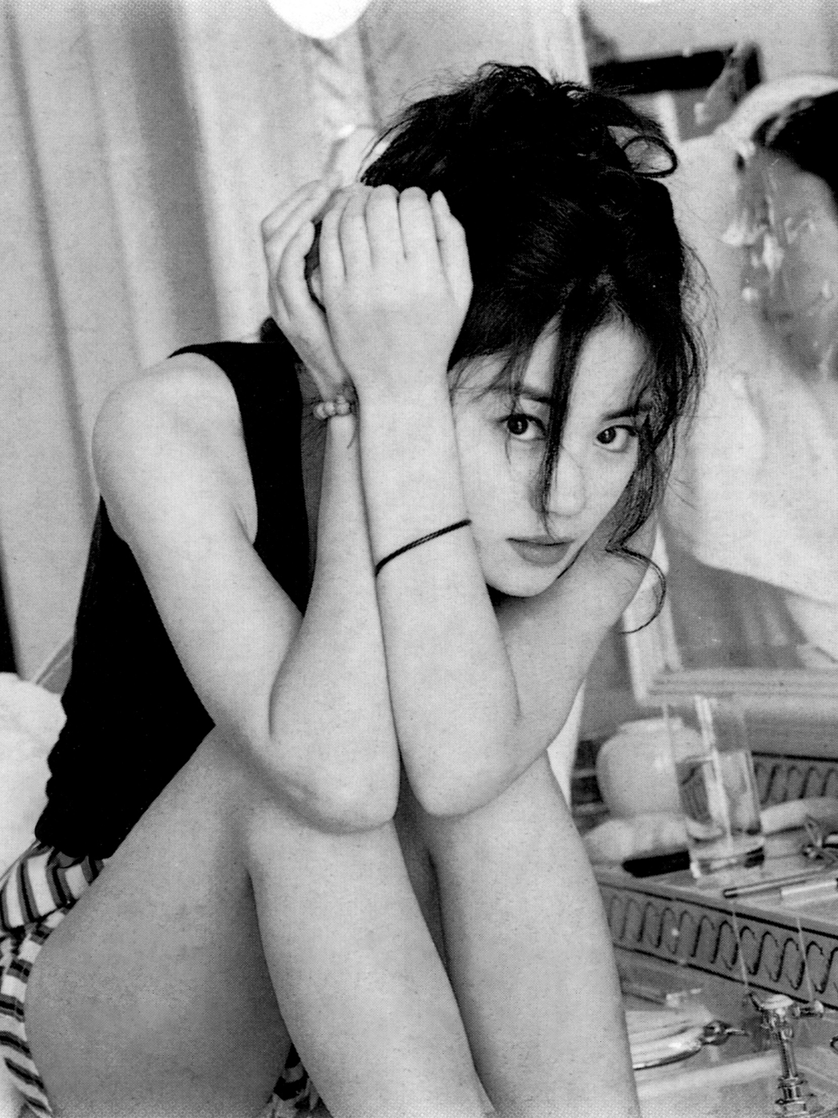 1993年，王菲为她的专辑《执迷不悔》拍摄的一幅写真。 