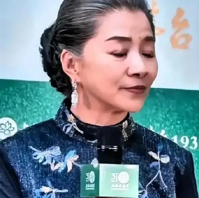 迟蓬入行44年，头一回攥住白玉兰奖杯，第一句话却是隔空冲着倪萍喊的。

她拿着奖