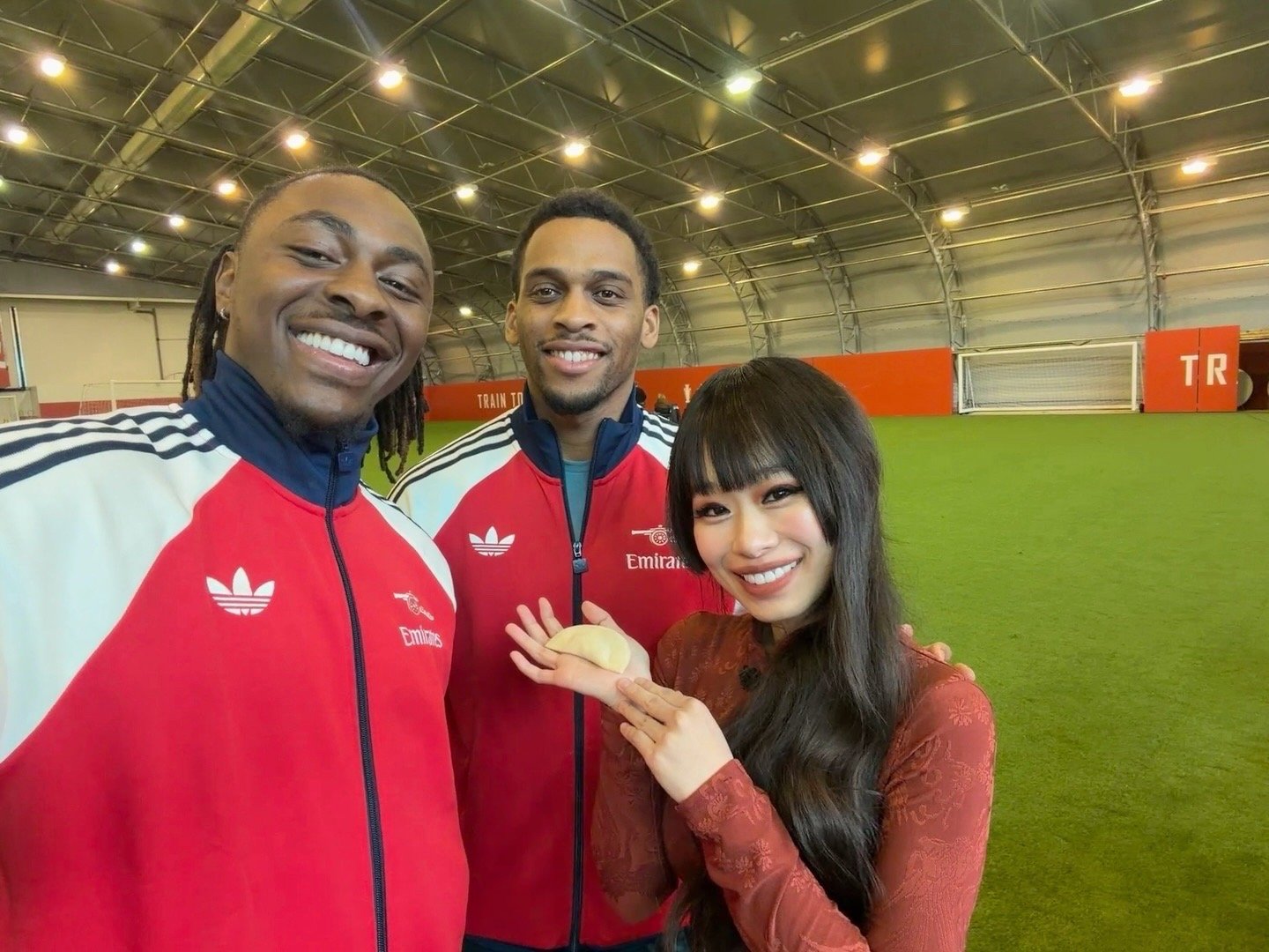 我和廷贝尔说我手里拿的这个是他包的，他说他知道，因为他包的漂亮哈哈哈还得到了皮雷