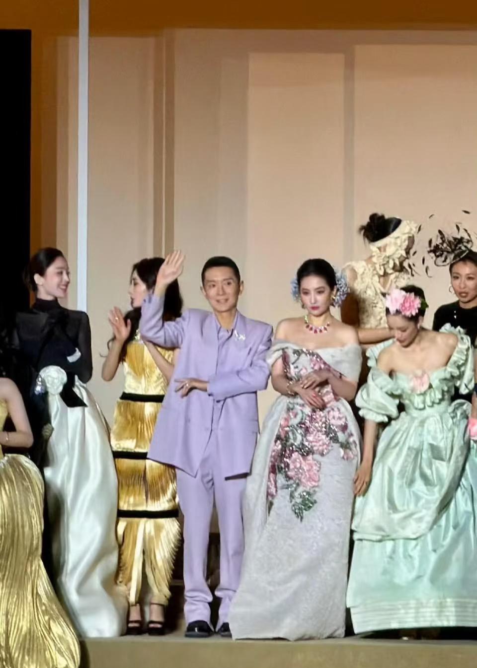 这段时间最火的盛典莫过于Vogue
而Vogue盛典最让人热议的
无非就是钟楚曦