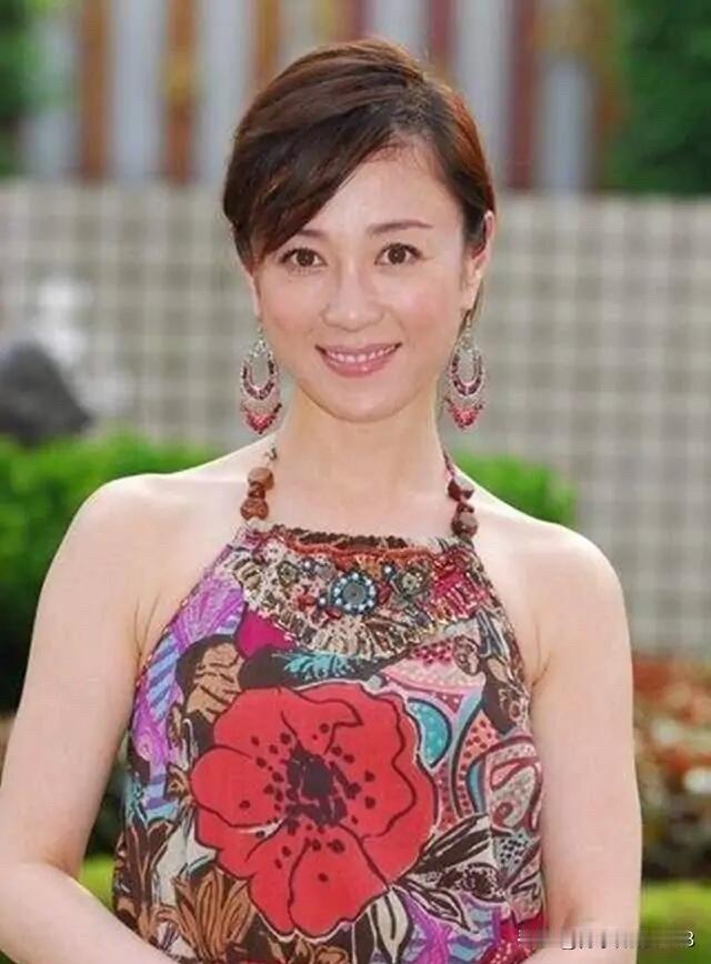 这是真正的古典美女，比朱琳还要有气质，长的五官端正大方，高鼻梁大眼睛。圆脸红润嘴