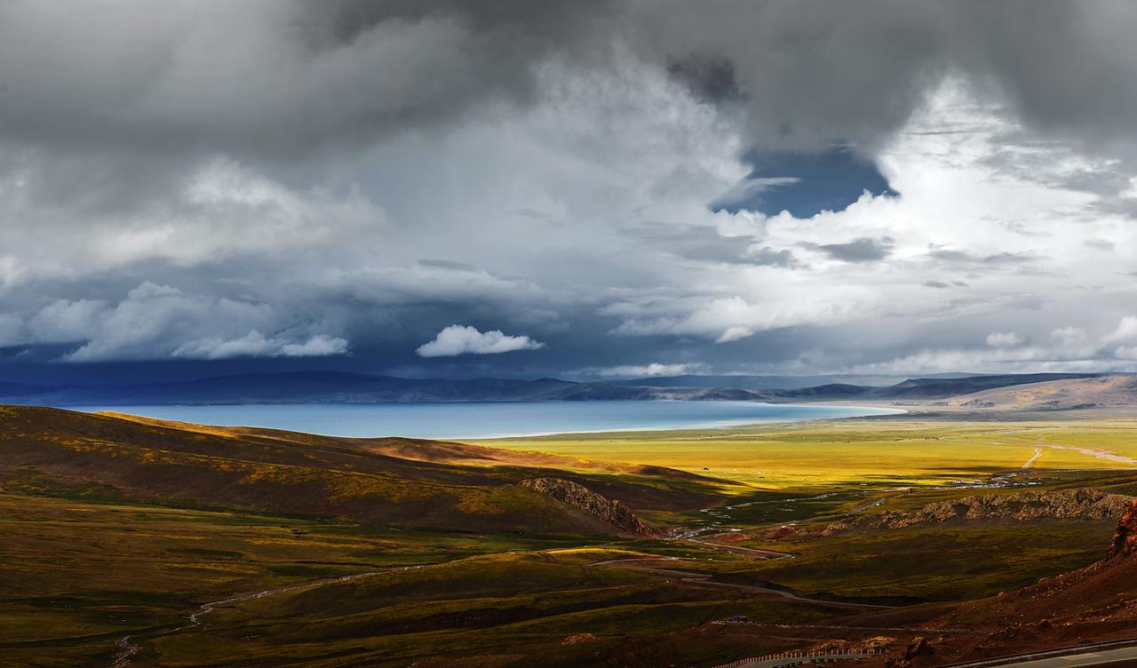 上联：有缘千里来相会
下联：且共一樽笑海桑
（化用沧海桑田，以共饮洒脱呼应相逢之