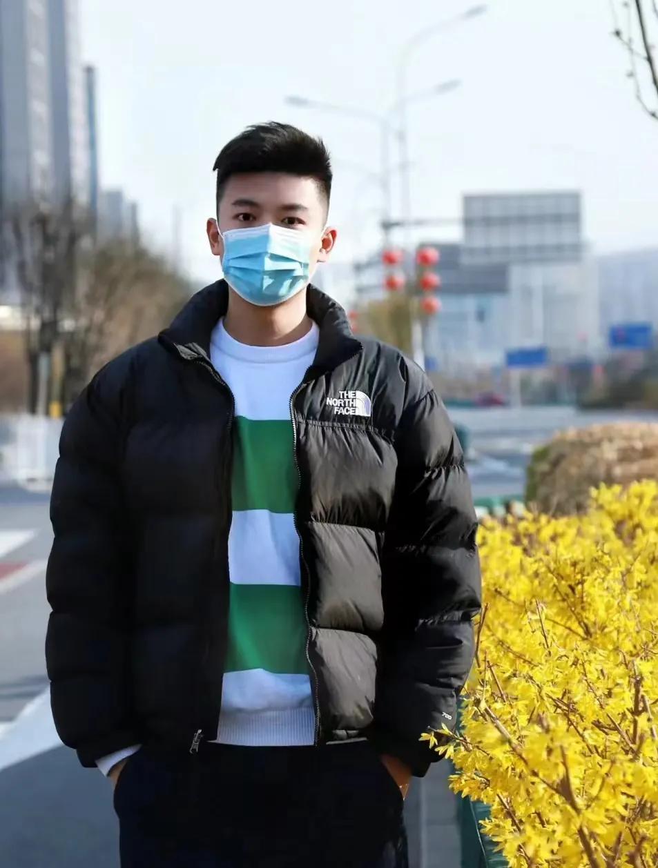 七零后的大叔们似乎成了被时光遗忘的一群。他们沉稳、内敛，经历过生活的风风雨雨，却