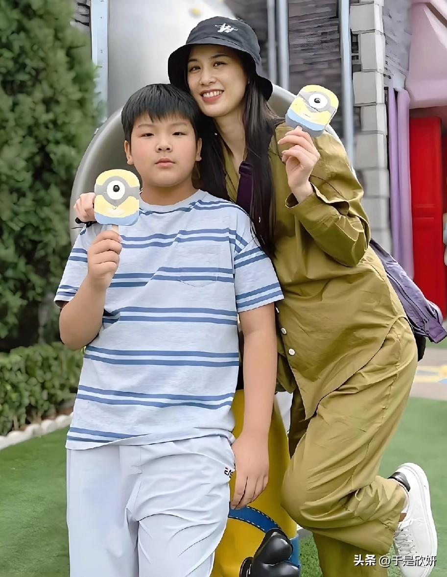 黄圣依晒出和儿子安迪的最新合照，离婚后的她状态肉眼可见地好，一身休闲装搭配渔夫帽