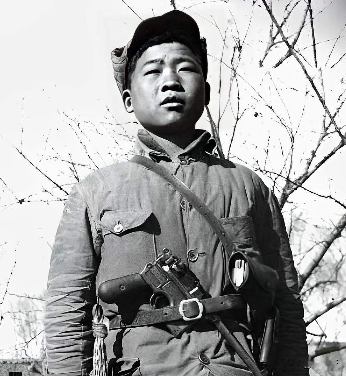 1942年，16岁的八路军小战士宋双来，在送信回去的途中，遭遇了日伪军的骑兵队。