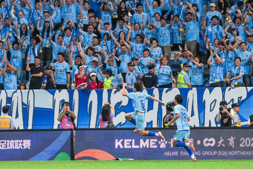 骑手看球现场仿佛在打卡世界杯、150名骑手解锁了人生第一场世界杯 工装之下，全是