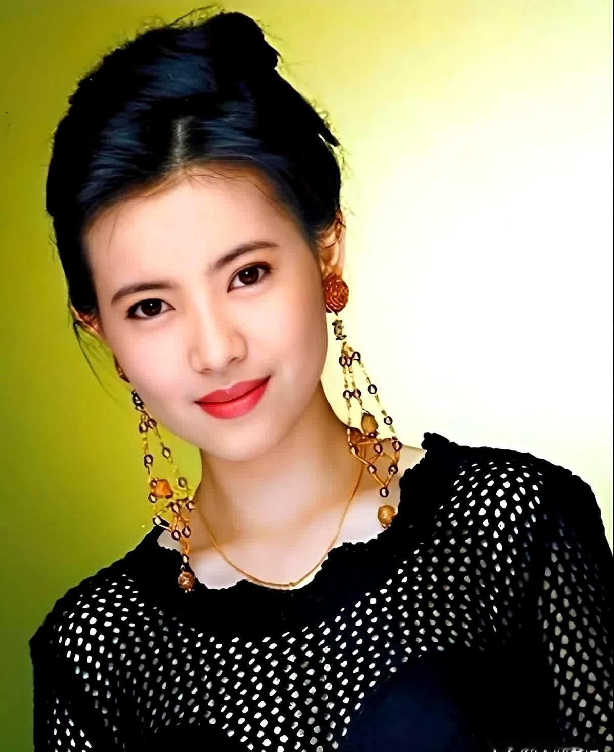 李立群愣住了，足足三秒。

1990年，《末代儿女情》剧组，门被轻轻推开，蓝洁瑛