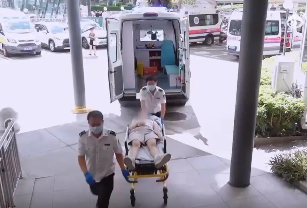 广东深圳，男子早上与女友亲热，由于同房动作较为剧烈导致女友下体出血。紧张之下，男