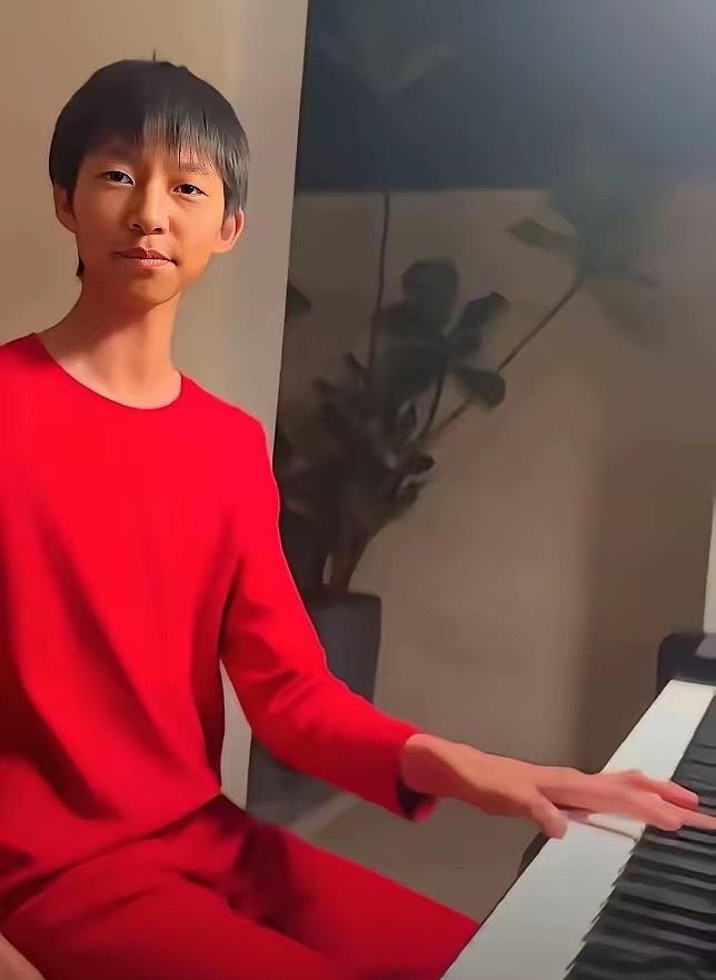 姚晨的儿子土豆手指好长好瘦，练钢琴绝对是优势，据说土豆对中草药也有一番研究，长相