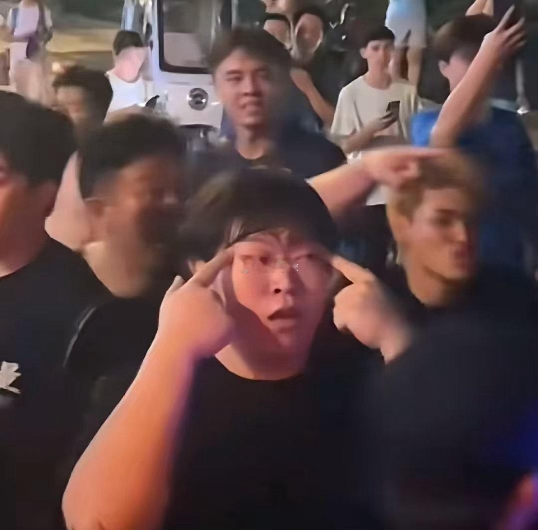 球迷曝中超球场外种族歧视国际足联关于种族歧视核心原则是零容忍政策，场内、场外、社