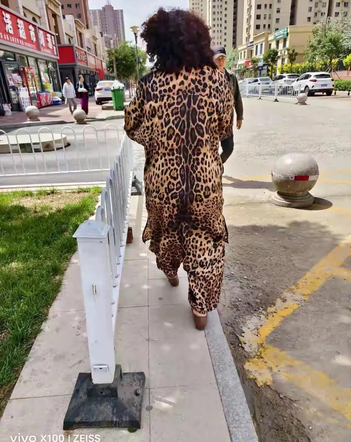 大家发现没有这个是什么来的？昨天一网友下楼拿快递时，突然间看见一位穿着豹纹睡衣，