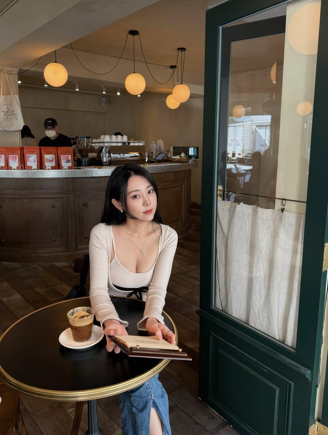 温柔坚定内心有光，不慌不忙优雅生活，自信又有力量。温柔坚定 自信女生 气质美女 