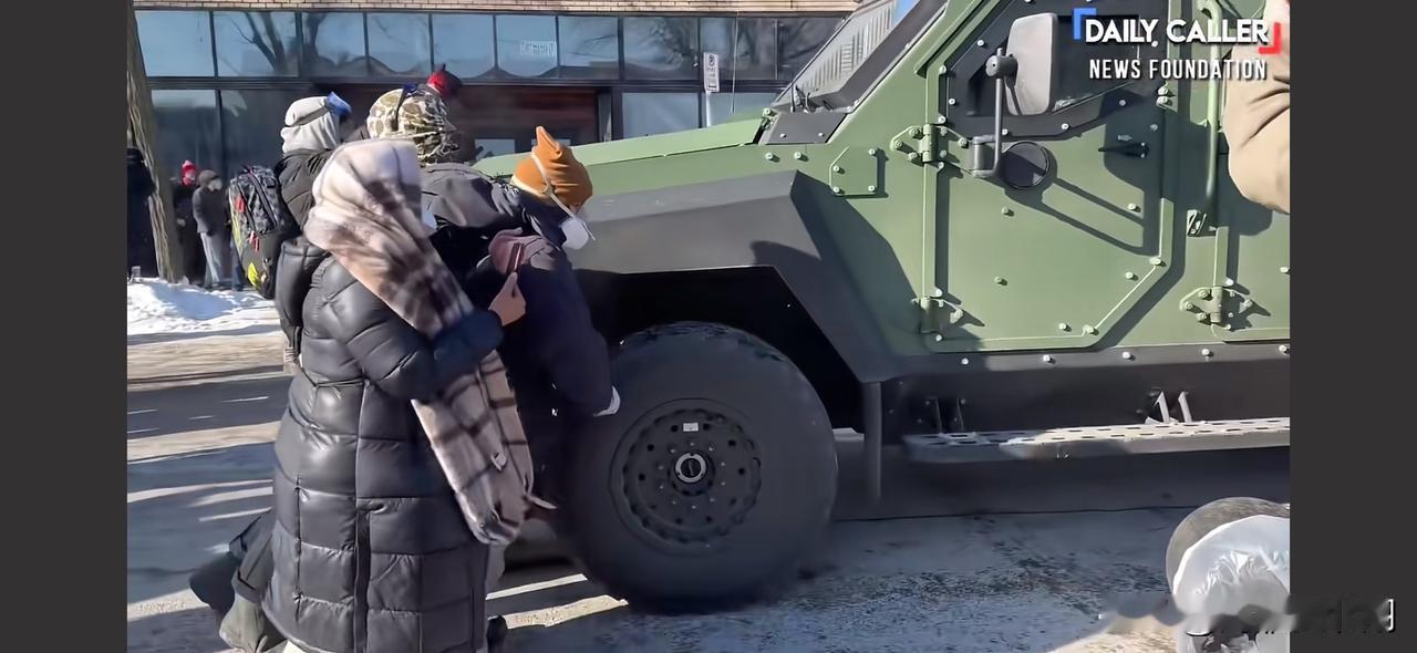 Ice在明尼苏达动用装甲车

明尼苏达州暴力抗议活动持续升级，示威群众加大了抗议