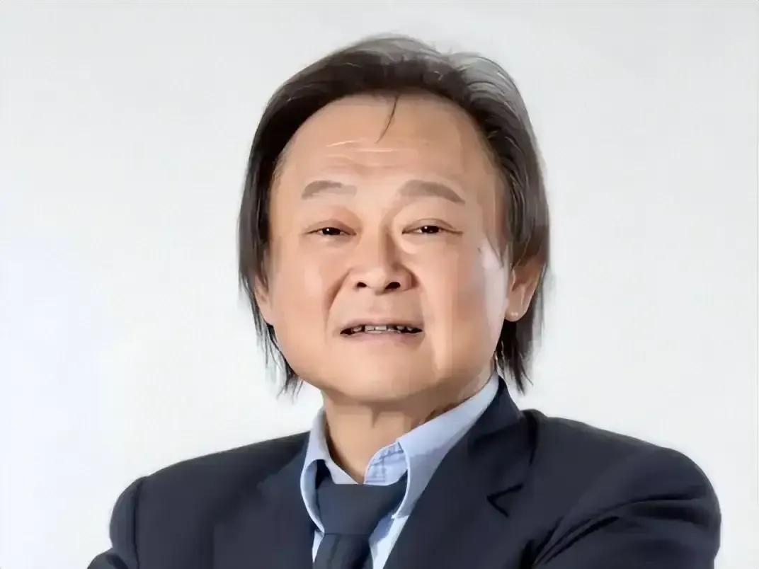 这家伙本来就丑，
这是他爹妈给的，
他也没办法。
这家伙内心阴坏，
就“境由心生