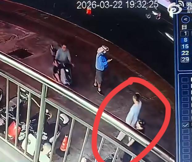 摩托车尾箱不小心碰到路过的女子，开口就要去医院做全身检查，索要精神损失费。事发海