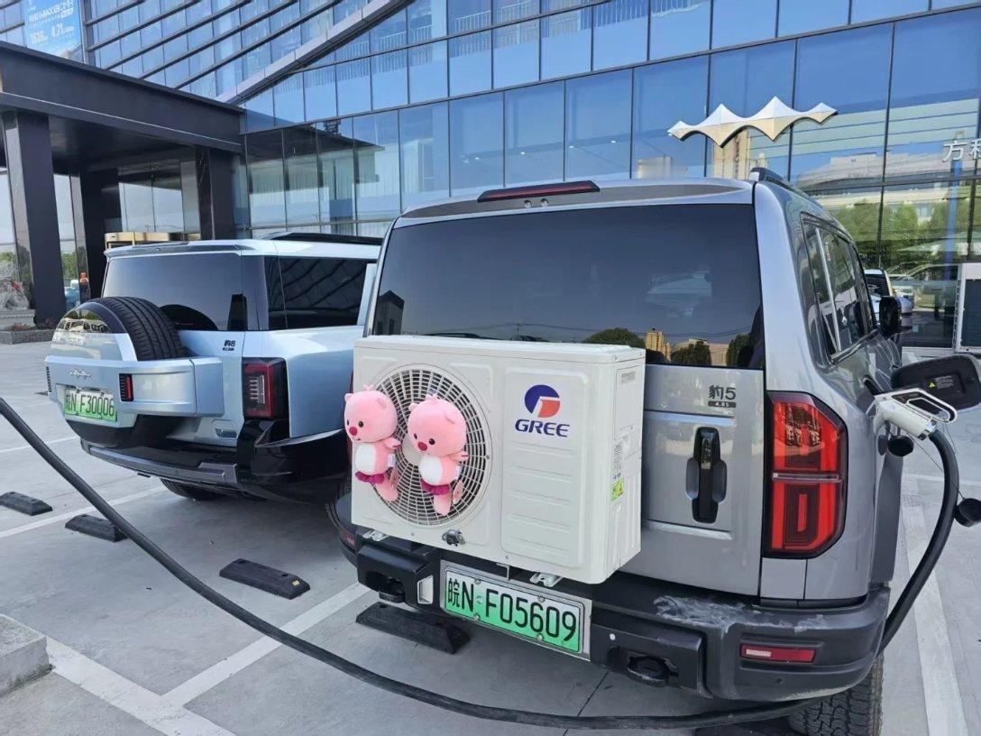 如果这不是真的空调，只是把备胎架改成空调外机样式的工具箱，还真挺有创意的。 ​​