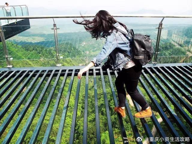 重庆“第一天空悬廊”位于重庆万盛的一个主题公园内，已经创下吉尼斯世界纪录，成为目