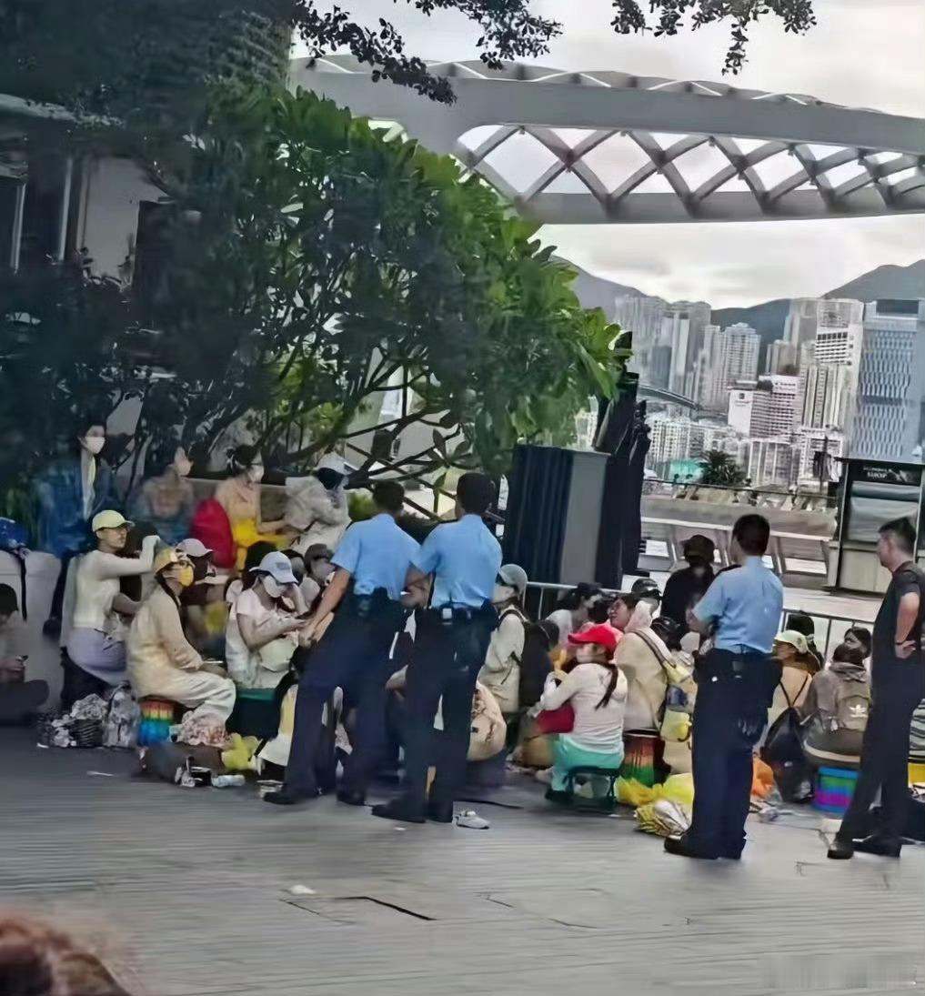 你猜猜这是在保护她们还是在监视她们，太没尊严了，像盯犯人一样 