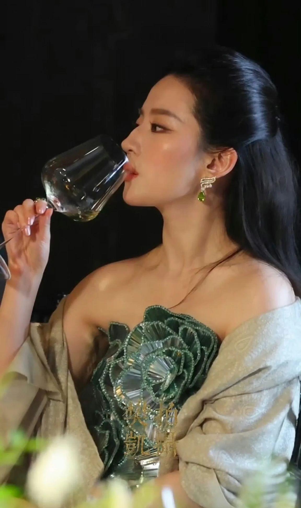 长期焦虑让嘴角下垂眉心紧缩，满脸写着生活难——情绪丑比五官更影响颜值。
然后呢？