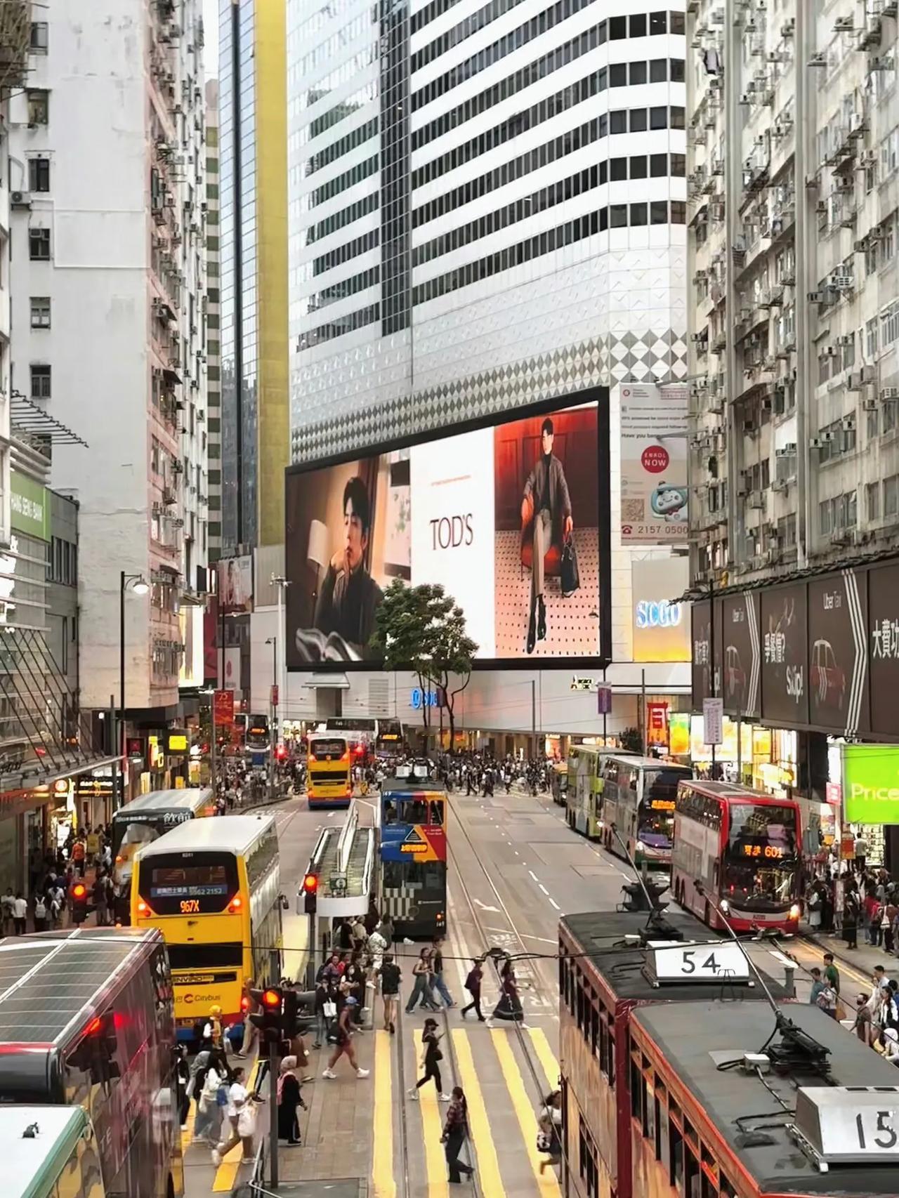 气派！中国香港铜锣湾的最新TOD'S超超超大屏啦，肖战地广日新月异，地标性的存在