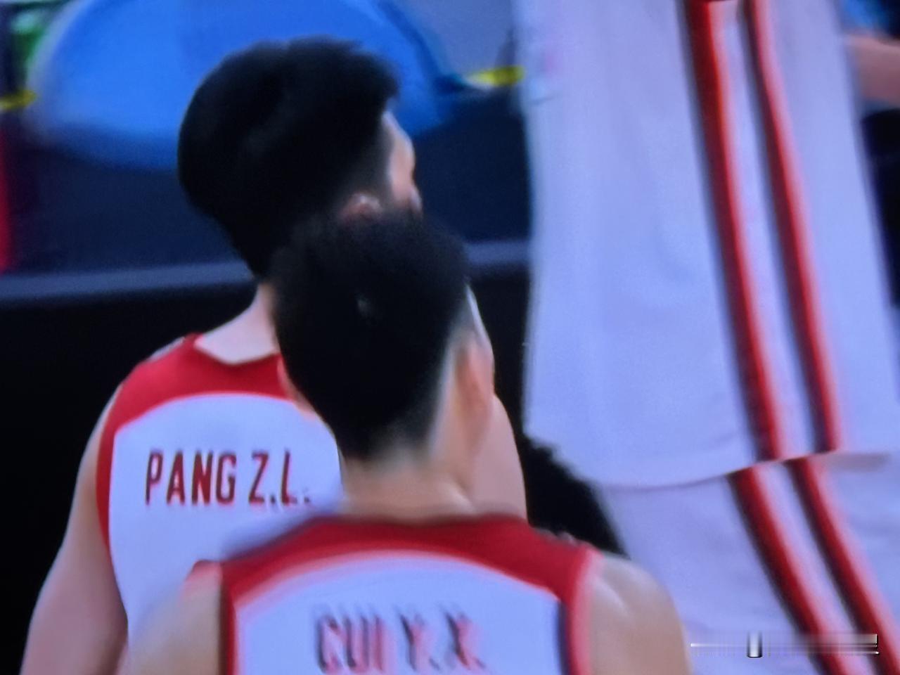 中国男篮只要有王俊杰，肯定稳了。
昨天晚上和澳大利亚的热身赛充分说明了一点：
有