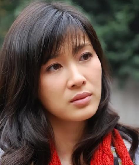 2011年，童蕾突然抛弃同居5年的周一围，转头嫁给了身家过亿的大老板，可没多久，