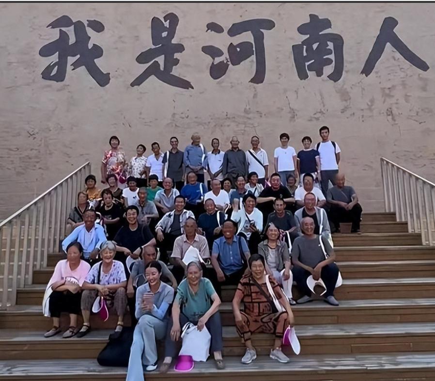 27岁姑娘李富贵自费2万带领46位老人去旅行
 
凌晨五点的河南新乡卫辉，山风还