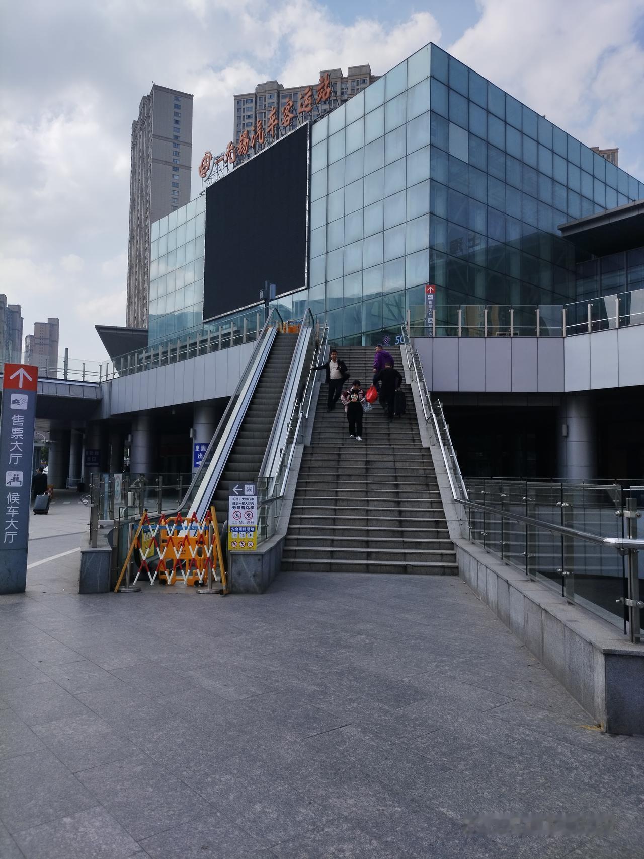 由于无锡火车站南广场在改造，必须要走到无锡火车站北广场坐火车。还是坐无锡1路公交