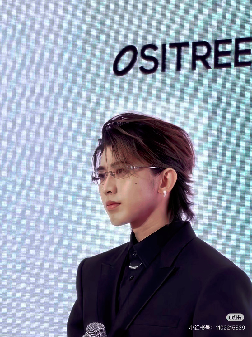 今天出席品牌活动的蔡徐坤👀 