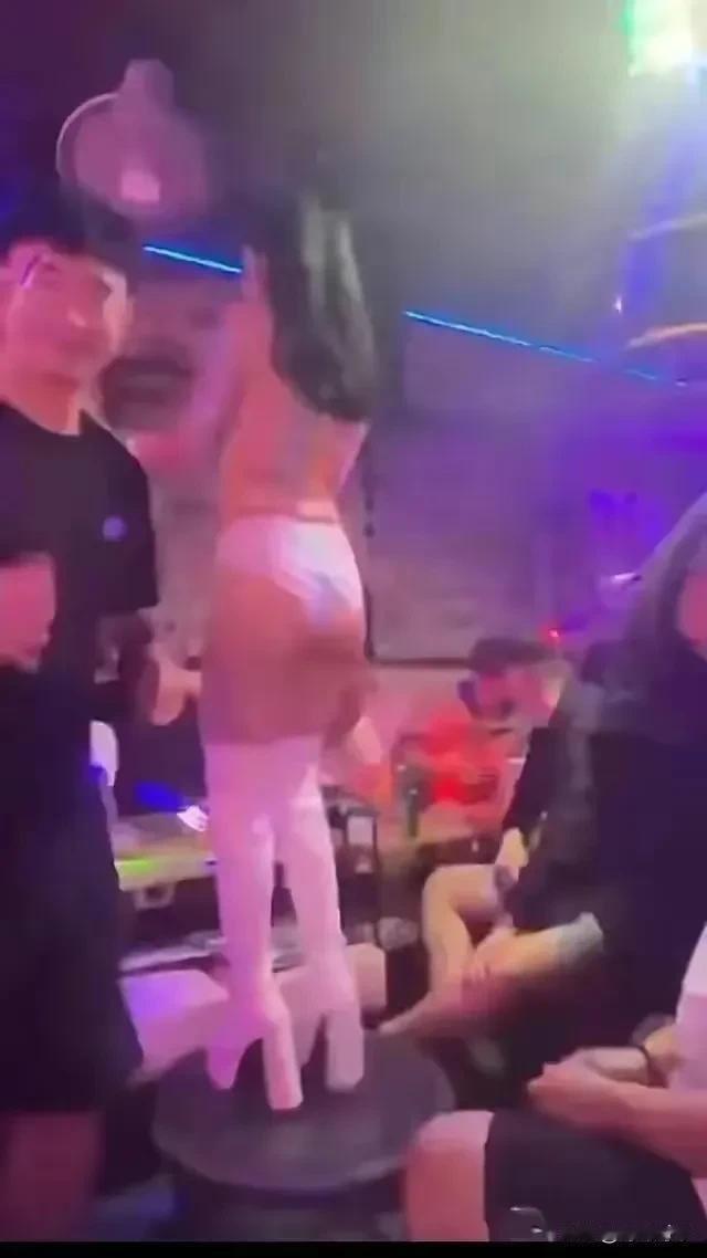 完犊子了，近日网传国足队员郑涵文在越南河内看脱衣舞被人拍了视频也不知道是真是假
