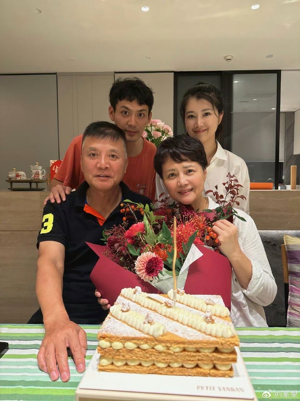 奚望在外打拼时髦小姨既视感复古感狠狠拿捏！这造型一出，脑海里已经有画面了——时髦