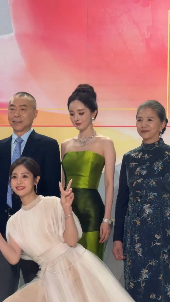 杨幂对邢菲宠溺一笑杨幂看邢菲的眼神好温柔白玉兰红毯杨幂对邢菲宠溺一笑，好温柔的姐