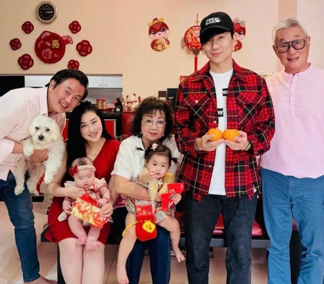 曝林俊杰大嫂为了吃绝户想让林俊杰七七分手，让他一辈子都不生孩子。

粉丝此前扒出