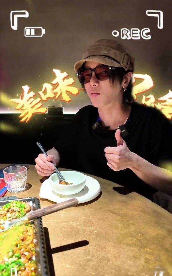 华晨宇陪弟弟花傲天吃夜宵  2024华晨宇火星演唱会 深夜兄弟出动吃夜宵，花花尽