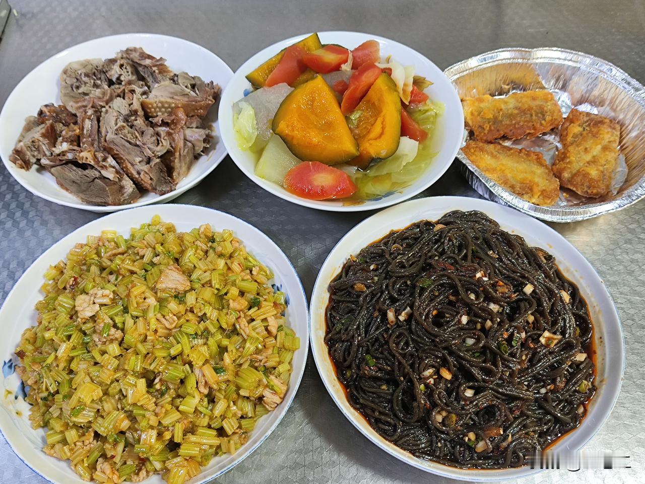 四月二十三日的午餐分享来啦！有肉末炒芹菜，有加热过的剩菜卤鹅，有空气炸锅烤制的带