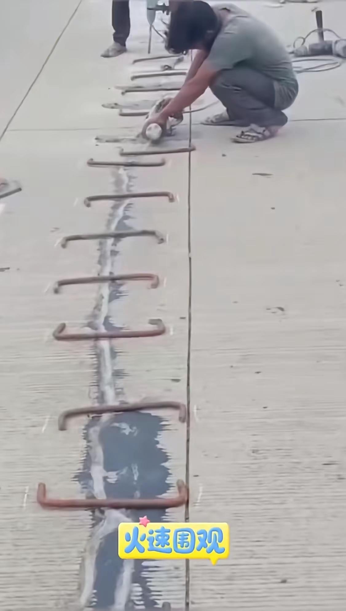 三哥修复路面裂痕的方式方法，应该从抖音上看到了我们修复汽车外壳的手法，得到的灵感