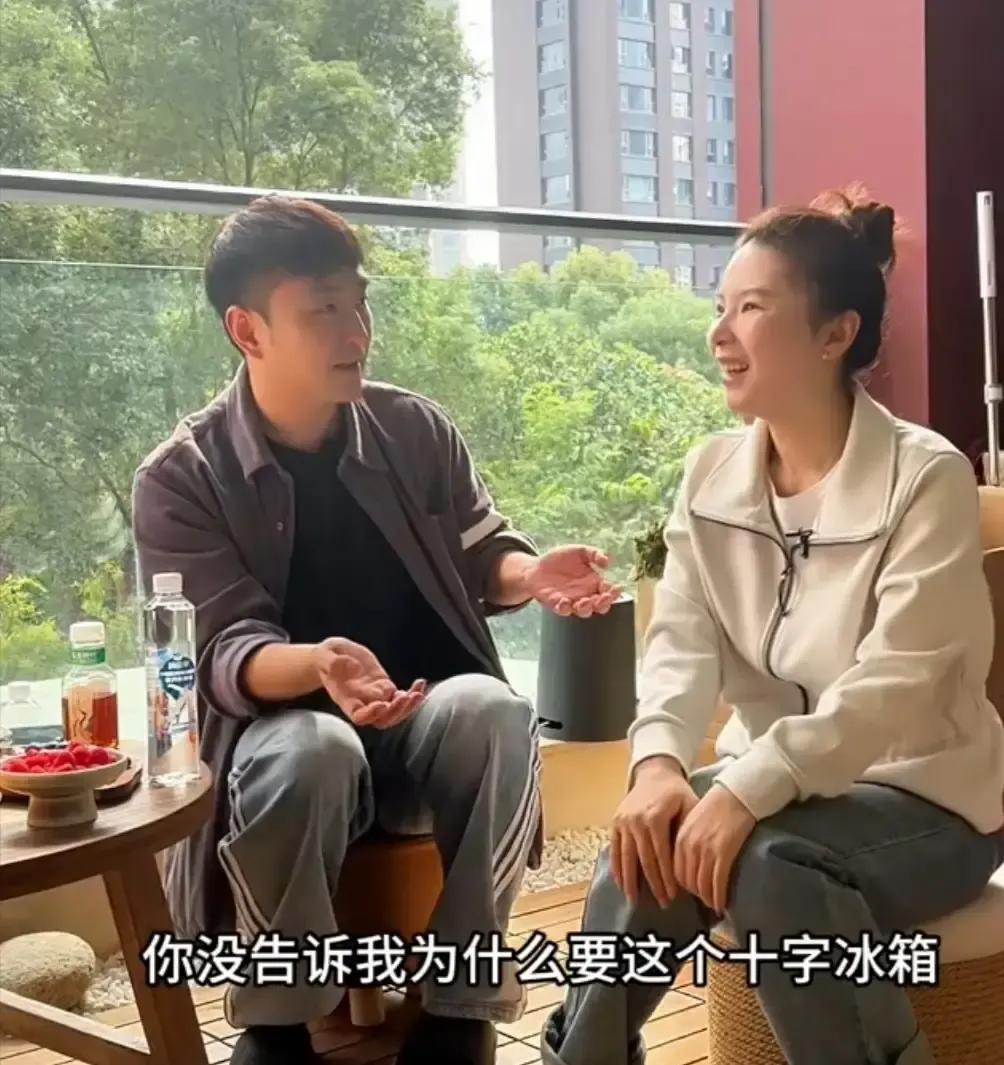 金哥把奥运冠军何可欣请进客厅，自己往沙发一瘫，脚崴的小凤端着水果来回蹦跶，画面比