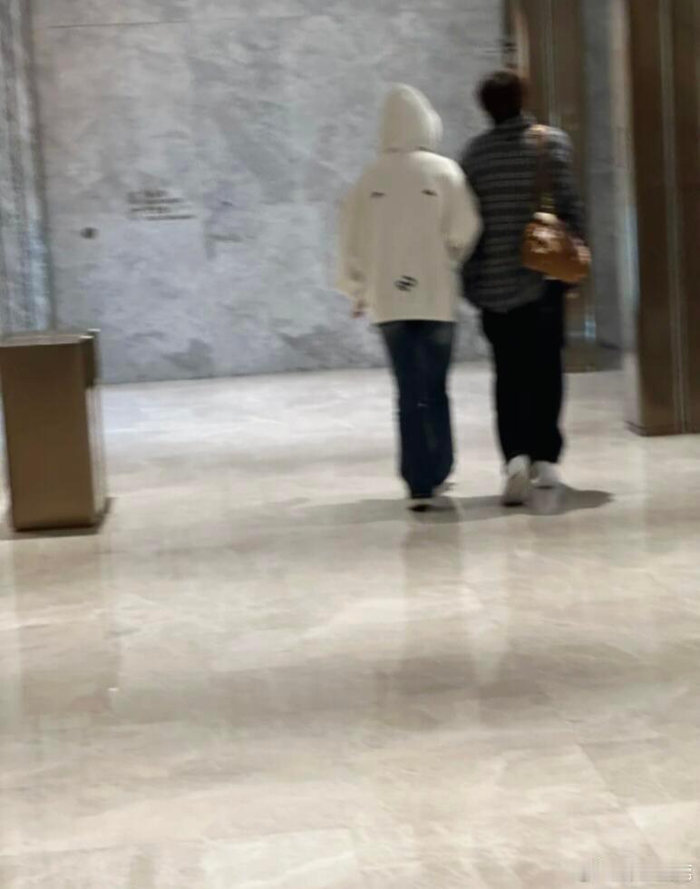 胡祎阳张照愉挽手逛街我不行了啊啊啊这也太甜了吧小胡你真的体会到了点点的好虽然节目