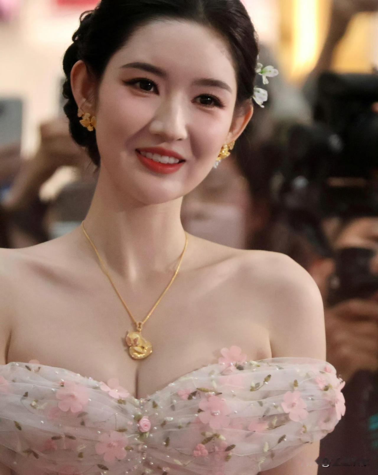 说句实在的：王玉雯的“脸一般”，更多是和身材的对比反差。不是说她丑，而是她的身材