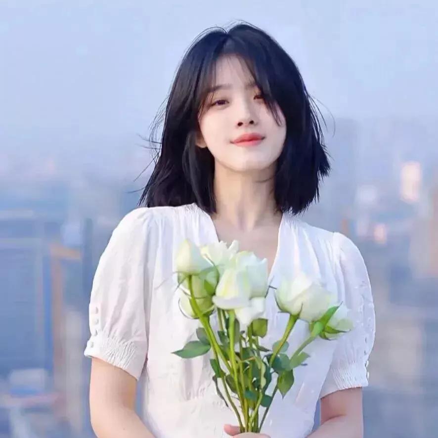 城市中的浪漫，手捧玫瑰的少女带花朵的少女 玫瑰美人照 玫瑰淑女照 玫瑰系女孩 玫