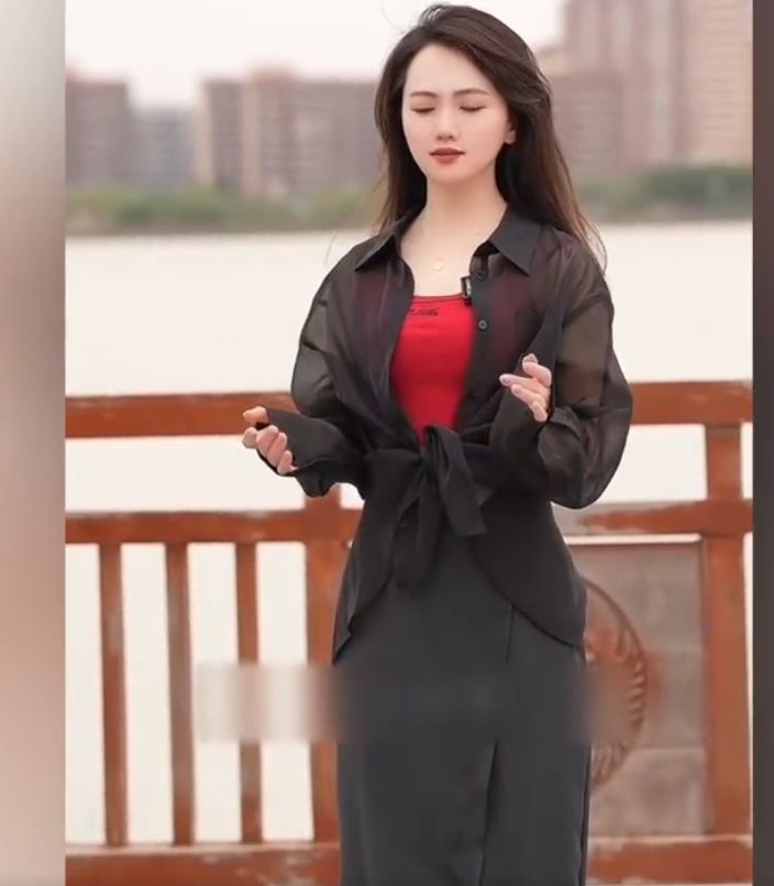 #80后为了找回童年有多拼##70岁奶奶自信跳舞白发都在发光# 回忆童年，王颖老