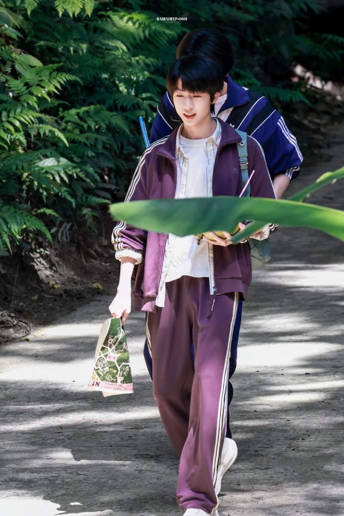 杨博文紫衣白条纹运动男高 杨博文香香软软小香芋 杨博文紫衣白条纹运动男高，杨博文