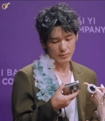 白宇叽里咕噜说了什么 开推3白宇造型封神！独特风格配上迷人小动作，说什么不重要，