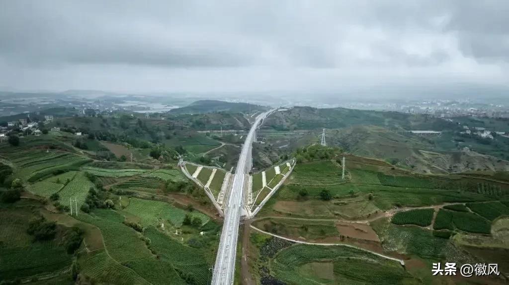 渝昆高铁全线隧道贯通