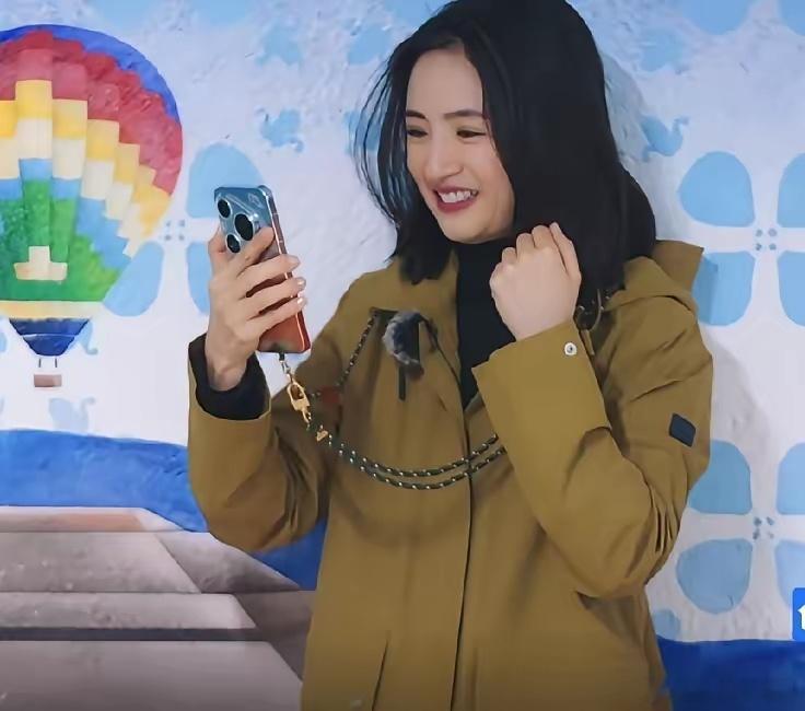 在《花儿与少年》里，林依晨打电话时忍不住红了眼眶，原来是错过了儿子第一次独自走路