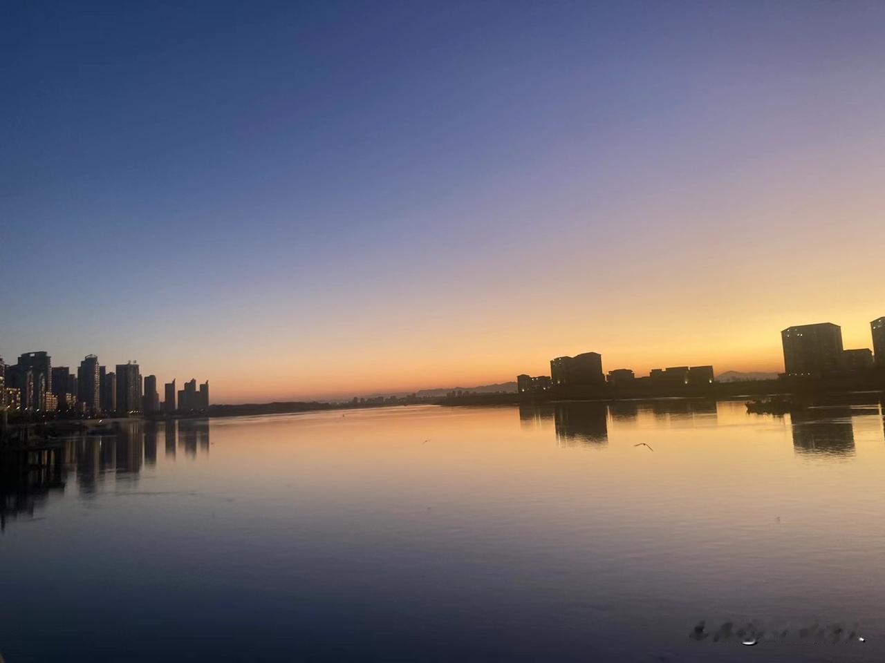 冬日生活打卡季小城故事多。清晨的第一缕阳光在冬日里令人倍感温暖。