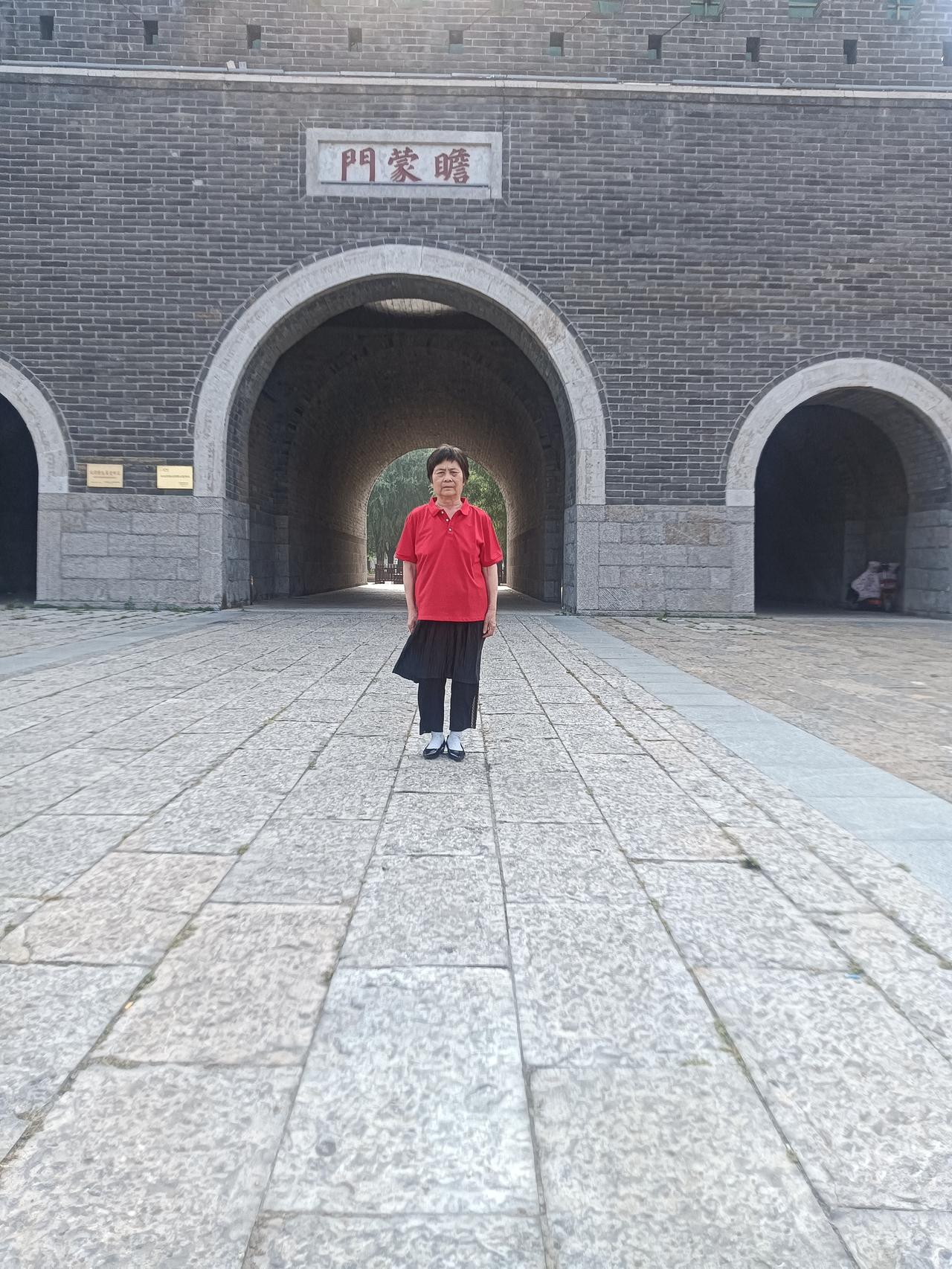 一缕相思
藏头诗
文/李兴伟
一生惦念定有缘，
缕缕情丝心底缠。
相见相恋复相念