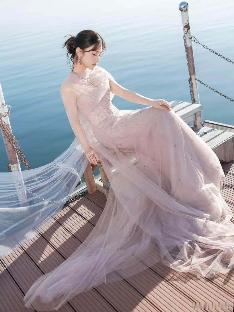 沈月粉雾纱裙沈月中秋之夜出图沈月中秋之夜出图，好美，[心][心] ​​​