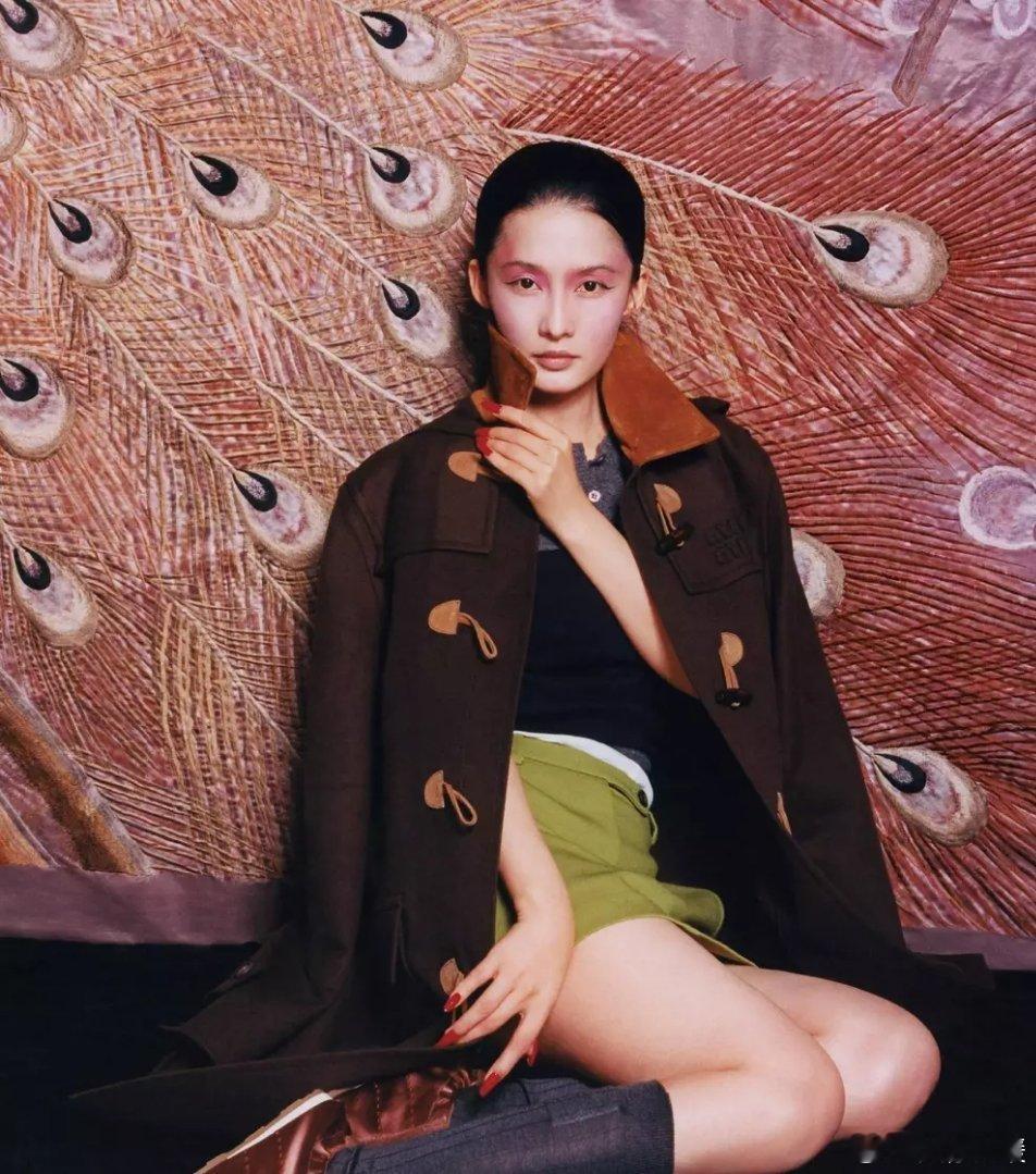 李沁穿着黑缎长裙，姿态优雅，华贵复古。 